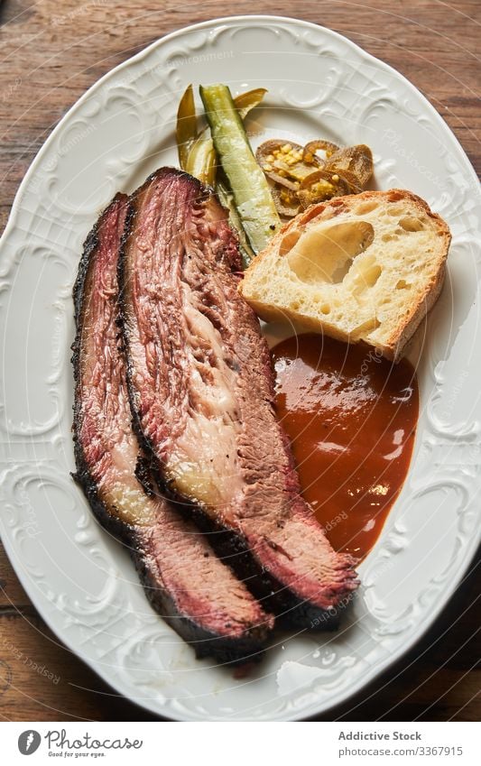 Steak mit Sauce und Brot auf Teller Speise Scheibe Saucen dienen Ketchup gebraten Lebensmittel Abendessen Fleisch gegrillt Mahlzeit Mittagessen frisch