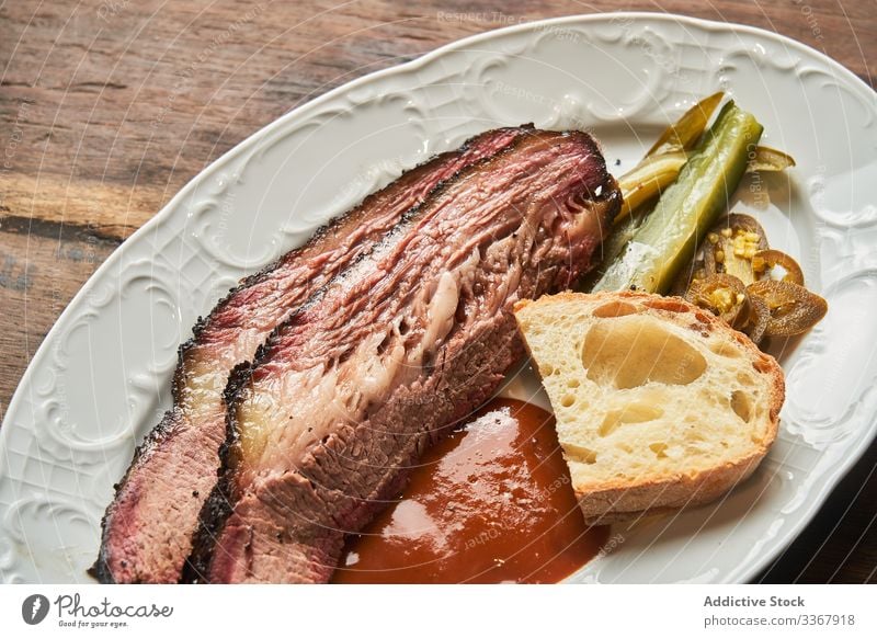 Steak mit Sauce und Brot auf Teller Speise Scheibe Saucen dienen Ketchup gebraten Lebensmittel Abendessen Fleisch gegrillt Mahlzeit Mittagessen frisch