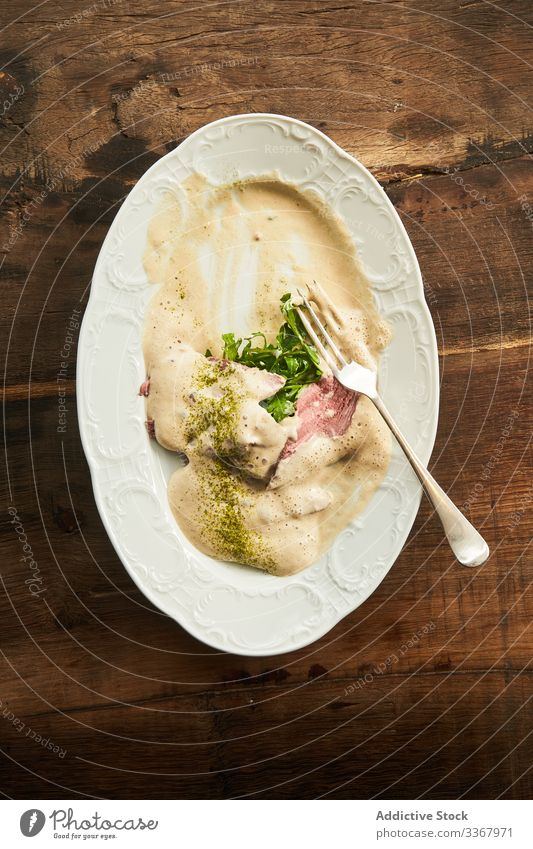 Leckeres Fischfilet in weißer Sauce auf dem Teller Saucen übrig geblieben lecker Mahlzeit Suppengrün Tisch Mittagessen Lebensmittel Abendessen Speise