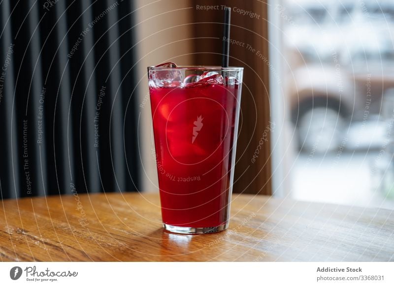 Leckerer kalter roter Cocktail auf dem Tisch trinken Getränk gelb Saft frisch Eis Dienst Restaurant Café Tube Glas Alkohol Bar Lifestyle Reichtum Sommer