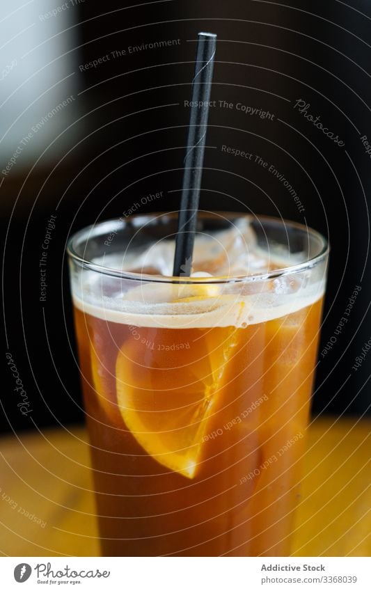 Kaffee-Cocktail mit Zitrone im Restaurant Eis kalt Bohne Scheibe Tube trinken Getränk gelb Saft frisch Minze dekoriert serviert Café Glas Alkohol Bar Lifestyle