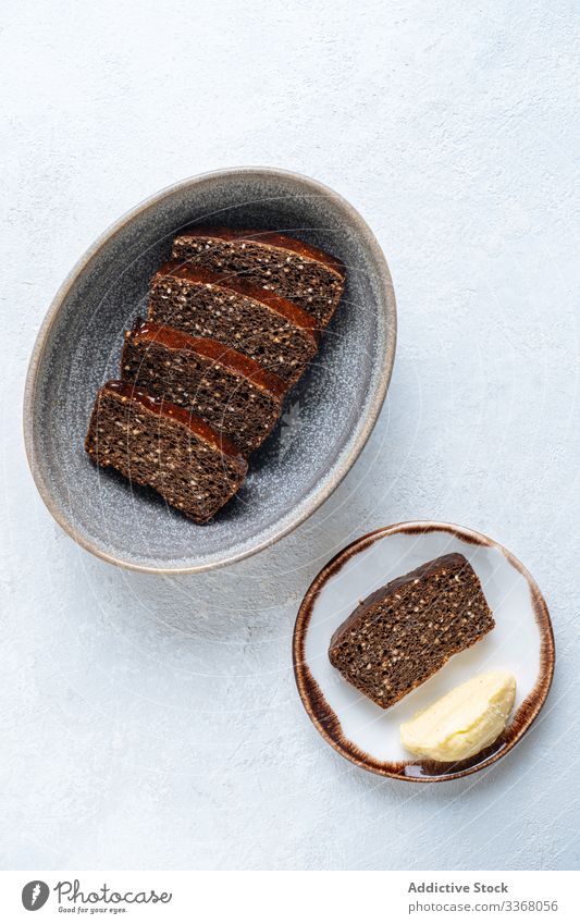 Stückchen Roggenbrot und Butter Frühstück Brot Snack rustikal Scheibe Teller bran Zutaten Mahlzeit Lebensmittel Ernährung Mittagessen Gesundheit lecker frisch