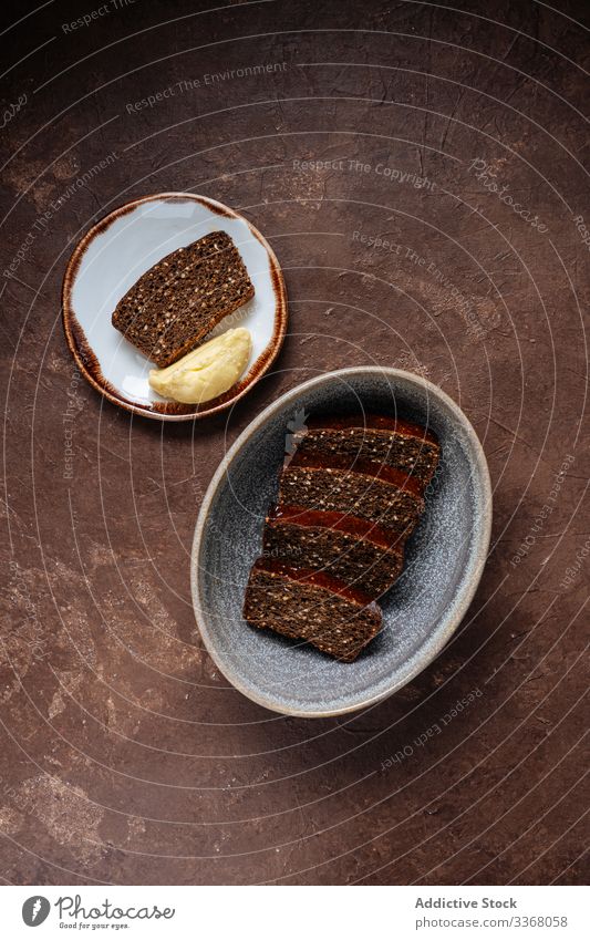 Stückchen Roggenbrot und Butter Frühstück Brot Snack rustikal Scheibe Teller bran Zutaten Mahlzeit Lebensmittel Ernährung Mittagessen Gesundheit lecker frisch