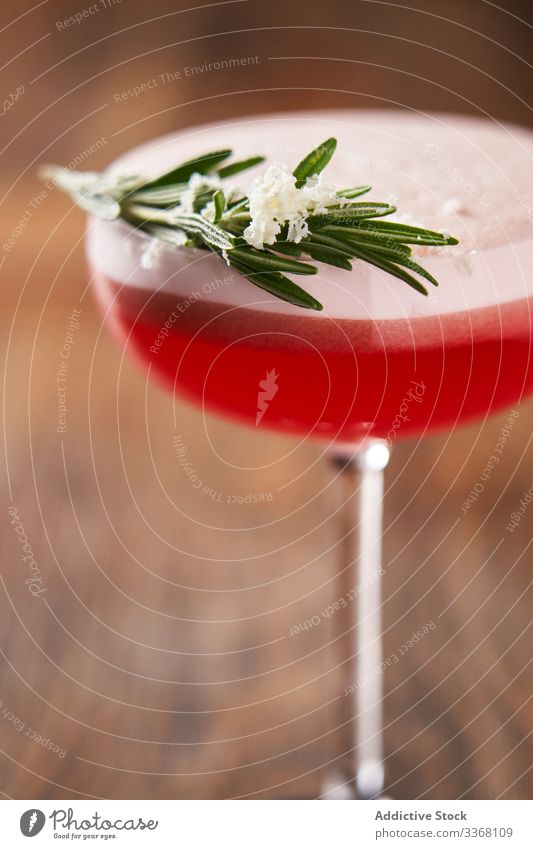 Perfekt servierter Clover-Club-Cocktail trinken Getränk Alkohol Glas modern Stil Himbeeren Klee-Club Gin Kalk Saft gemischt Bar Lifestyle Reichtum Sommer Spaß