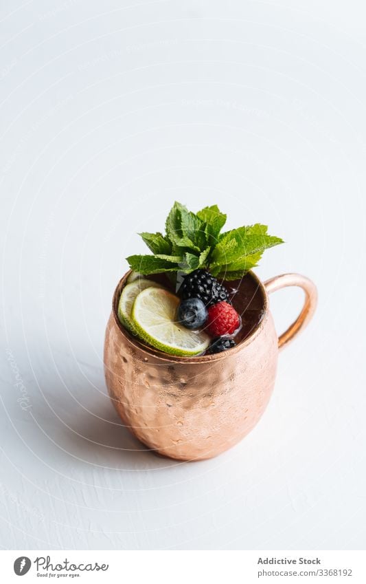 Fruchtgetränk mit frischer Minze trinken Becher Beeren Kalk Cocktail Sommer Bowle tropisch Tasse organisch natürlich Kraut Brombeeren Blaubeeren Himbeeren Blatt