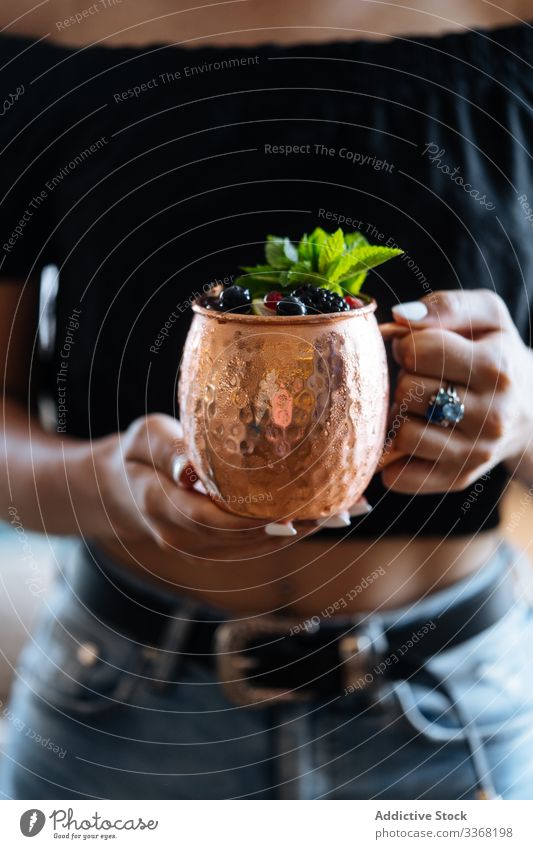 Erntehelferin mit einem Becher mit frischem Fruchtgetränk Frau trinken Café Beeren Minze Portion süß Cocktail natürlich organisch Saft Sommer Saison Getränk