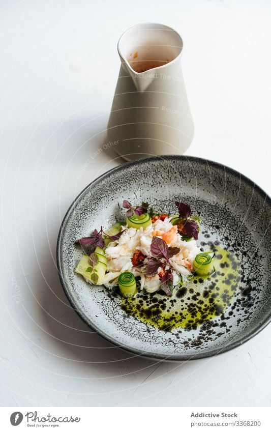 Leckerer Krabbenkern mit Gurken und Basilikum auf Teller gelegt Saucen Speise Salatgurke Tomate gekocht Exquisit Portion Lebensmittel Mahlzeit Abendessen