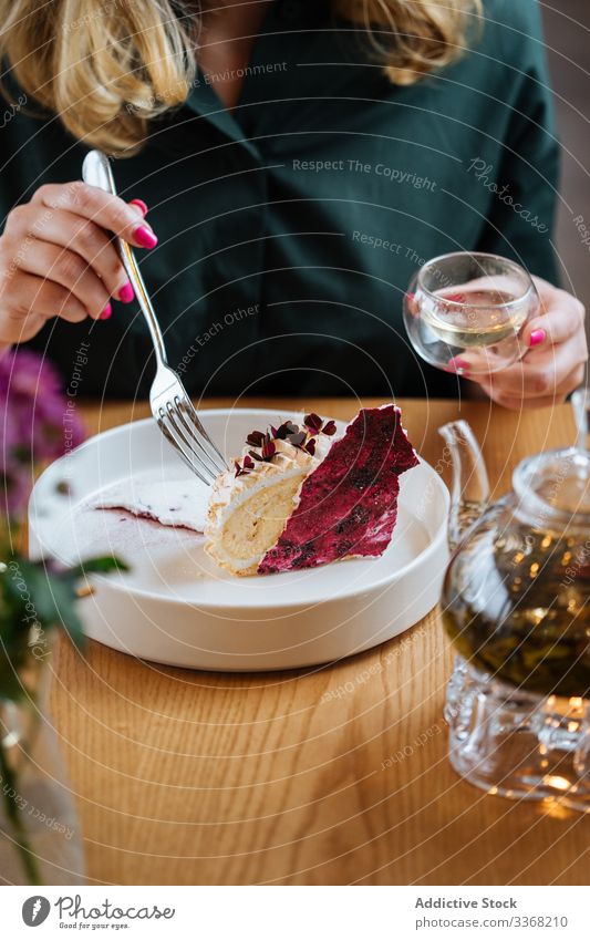 Frau isst Beerenkuchen und trinkt Tee Kuchen Dessert Pasteten süß essen Teller trinken Gabel rot Gebäck Lebensmittel Feinschmecker geschmackvoll lecker frisch