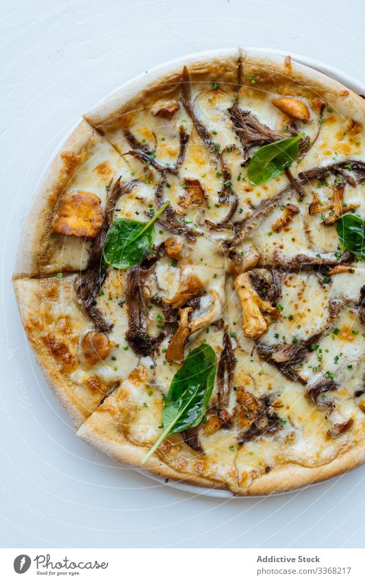 Pizza mit Meeresfrüchten in Scheiben mit Champignons und Basilikum Käse Pilz Speise geschmackvoll Portion versuchen Sie warm heiß Spielfigur Kraut Bestandteil