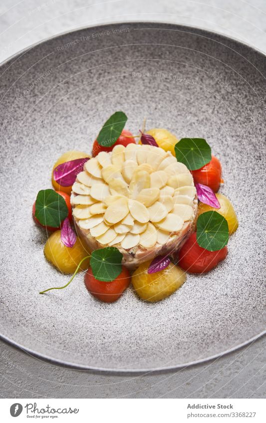 Fischtatar mit Mandeln und Kirschtomaten tartare Restaurant serviert Teller Portion Exquisit Kraut Abendessen roh Küche Amuse-Gueule Lebensmittel Speise