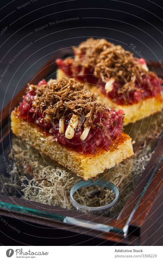 Biskuit mit Beeren und Schokolade Biskuitkuchen Marmelade Zuckerguß Dessert Kasten Moos Dekor Exquisit Spielfigur Leckerbissen süß Kalorie weich frisch