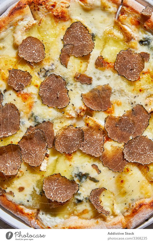 Frische Trüffel auf leckerer Pizza Scheibe Restaurant Tisch Küche Abendessen fein Lebensmittel Reichtum Speise Mahlzeit teuer Feinschmecker Teller Mittagessen