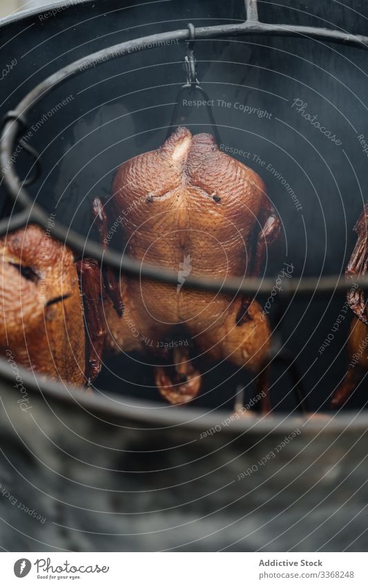 Kochen von Brathähnchen im Tandoor Hähnchen tandoor heiß Fleisch gebraten Lebensmittel Marktplatz Barbecue Grillrost Vorbereitung Mahlzeit Speise erwärmen Erdöl