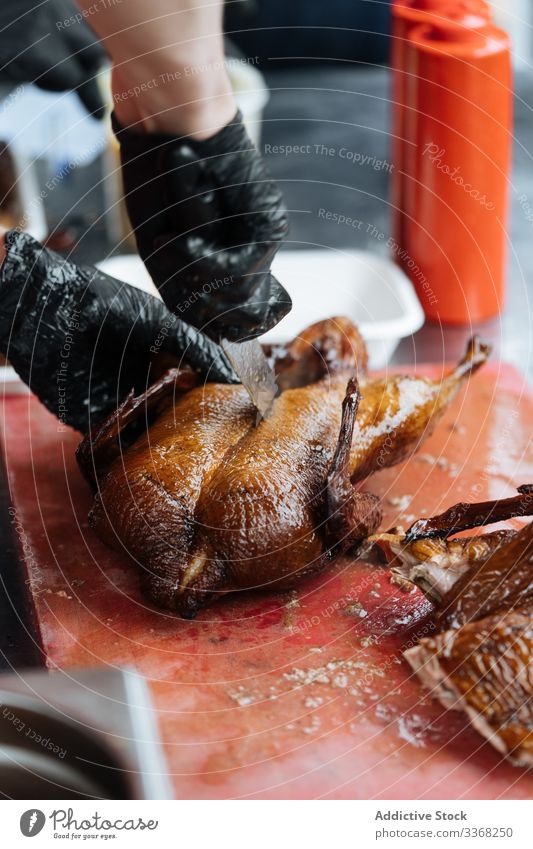 Gesichtsloser Mann kocht Brathähnchen am Marktstand Koch Hähnchen Fleisch gebraten Lebensmittel Marktplatz Küchenchef Mahlzeit Speise männlich Kochen heiß Erdöl