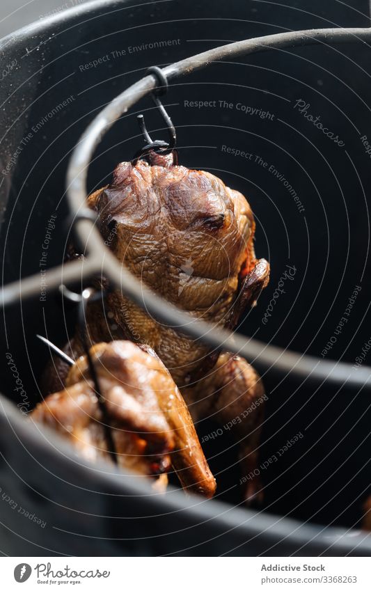 Kochen von Brathähnchen im Tandoor Hähnchen tandoor heiß Fleisch gebraten Lebensmittel Marktplatz Barbecue Grillrost Vorbereitung Mahlzeit Speise erwärmen Erdöl