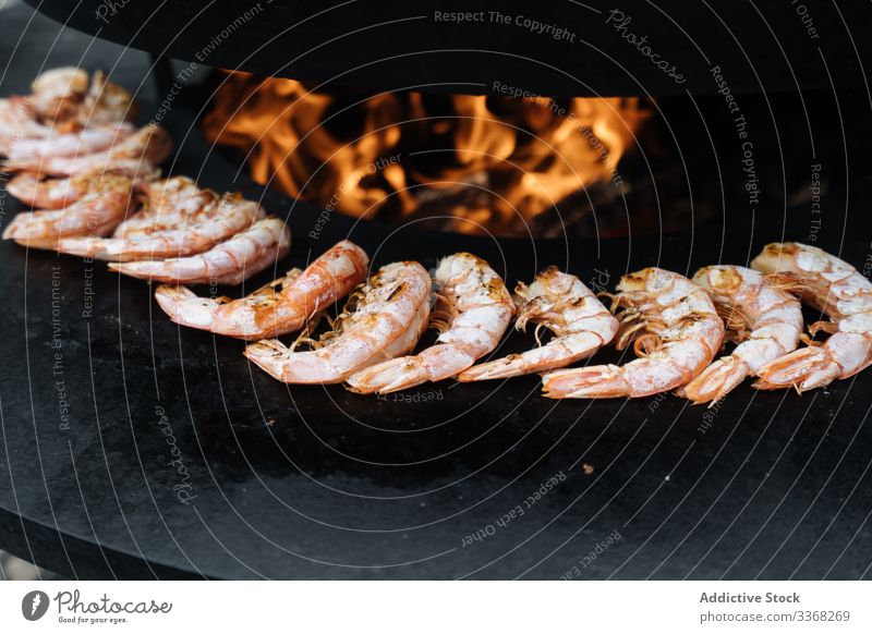 Kochen frischer Garnelen im Ofen Granele Lebensmittel Fleisch gebraten heiß Marktplatz Vorbereitung Mahlzeit Speise erwärmen Flamme Erdöl Mittagessen Feier