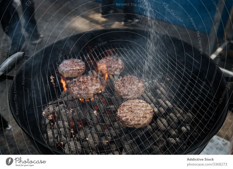 Kotelett mit Rauch auf dem Grill gebraten Grillrost Fleisch Koch heiß Lebensmittel Marktplatz Fleischklößchen Vorbereitung Mahlzeit Speise erwärmen Kochen Erdöl