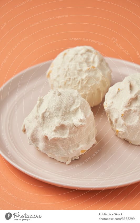 Kugelförmiges Dessert auf Teller süß Ball Lebensmittel Gebäck geschmackvoll Küche Speise lecker Zucker Kalorie Portion gebacken Feinschmecker vorbereitet essbar