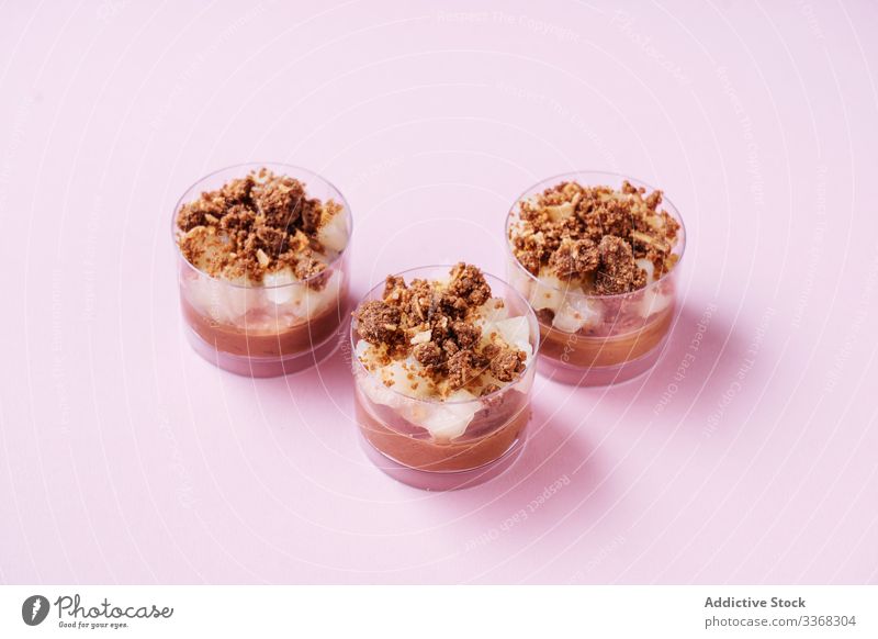 Glasbecher mit Schokoladenmousse Dessert Mousse süß Tasse Lebensmittel Gebäck geschmackvoll Küche Speise lecker Zucker Kalorie Portion Spielfigur gebacken