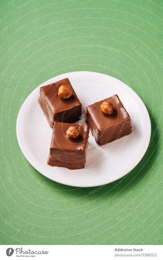 Schokoladendessert mit Haselnüssen auf dem Teller Dessert Haselnuss Zuckerguß süß Lebensmittel Gebäck geschmackvoll Küche Speise lecker Kalorie Portion