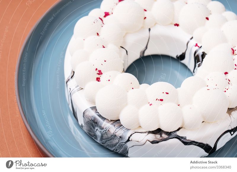 Ringförmiger Kuchen mit süßer Glasur Dessert Zuckerguß Teller Lebensmittel Gebäck geschmackvoll Küche Speise Schaumblase Form lecker Kalorie Portion ganz