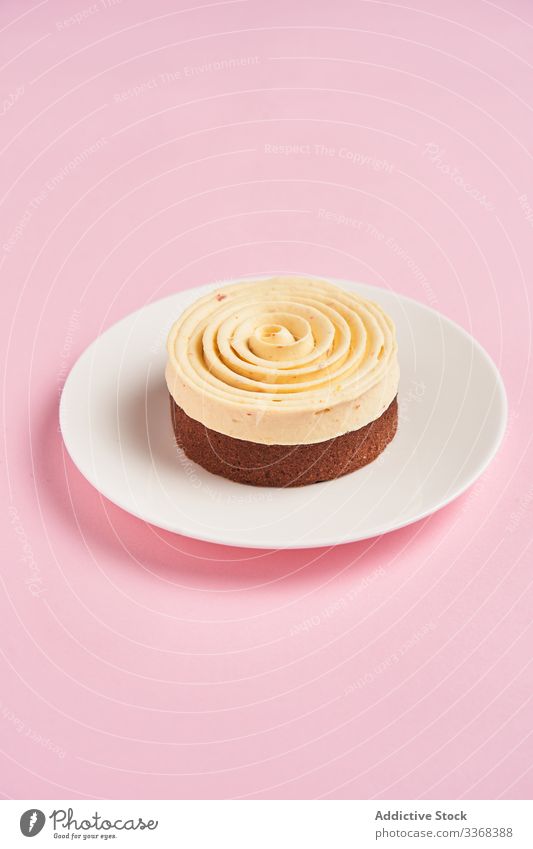 Leckere Desserts mit Sahnespirale süß Spirale Dekor Lebensmittel Gebäck Holzplatte geschmackvoll Küche Speise lecker Zucker Kalorie Portion Spielfigur gebacken