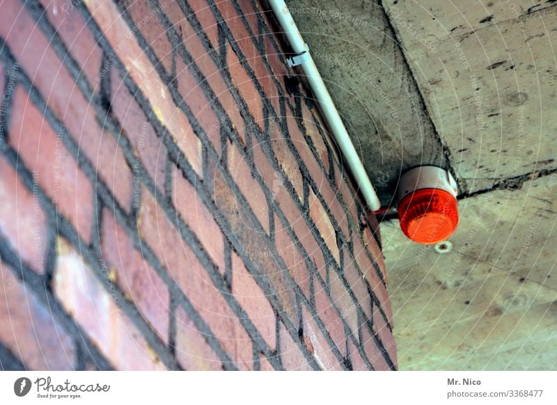 Alarmstufe Rot Sicherheit Warnleuchte Alarmanlage Signalanlage Kontrolle Zugang Blinklicht Mauer Haus Warnsignal Beleuchtung Decke rot Rotlicht Wachsamkeit