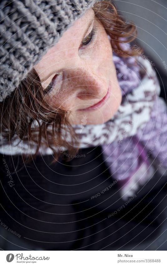 Portrait Vogelperpektive Gesicht Nase Haut Sommersprossen Haare & Frisuren Mütze Schal Accessoire natürlich hübsch Mode Lifestyle Locken Lächeln Zufriedenheit