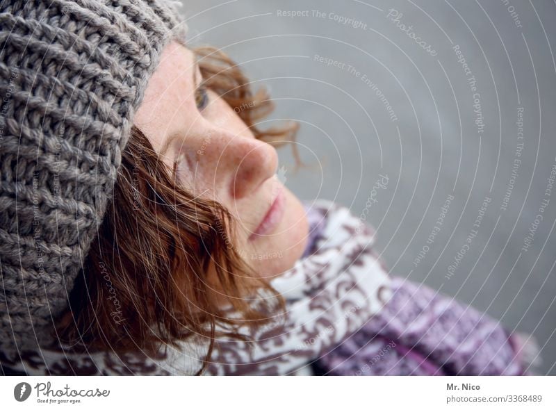 Portrait Vogelperspektive  - 2 - Sympathie Warmherzigkeit Lifestyle Locken Zufriedenheit Mode hübsch natürlich Accessoire Haare & Frisuren Mütze Schal