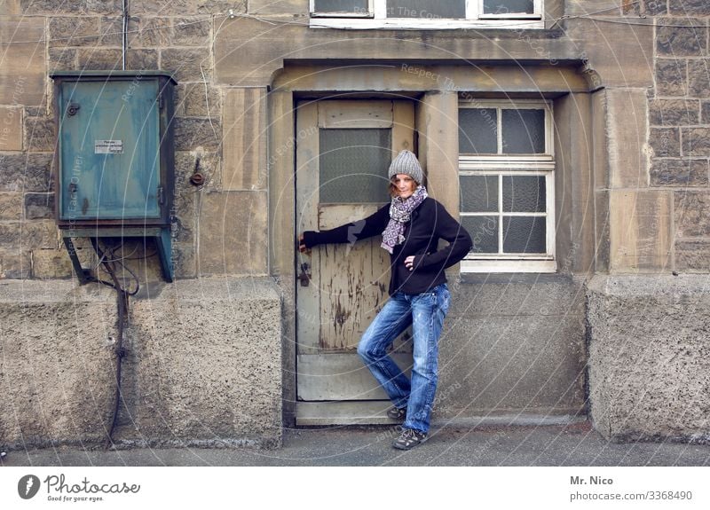 Vor der Haustür kaputt alt Eingang Eingangstür Altstadt Wohnung Fassade Gebäude Holztür Tür warten Stromkasten Stadt Dorf Kleinstadt grau Häusliches Leben