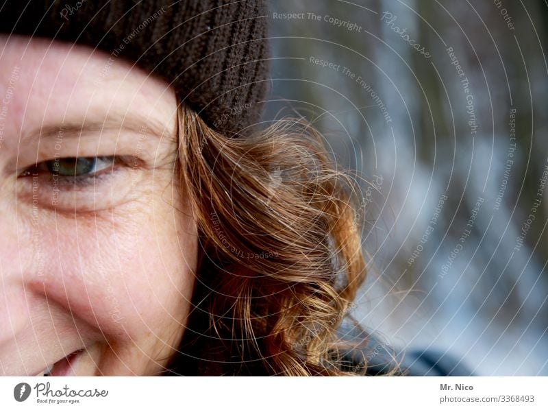 blickkontakt feminin Frau Erwachsene Gesicht Auge 1 Mensch Mütze langhaarig Locken beobachten lachen leuchten authentisch schön natürlich Freude Glück