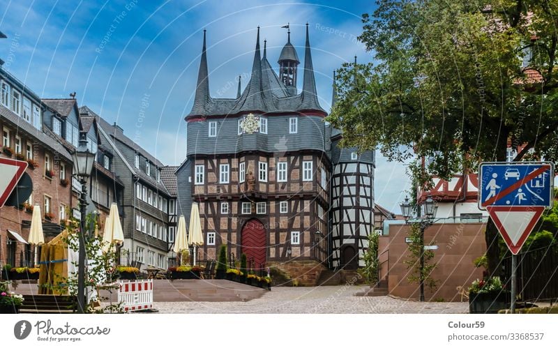 Historisches Rathaus Landschaft Kleinstadt Stadtzentrum Altstadt Menschenleer Marktplatz Sehenswürdigkeit Wahrzeichen Denkmal Fahne Kultur Frankenberg Eder