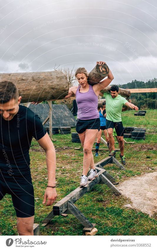 Teilnehmer des Hindernislaufs tragen Baumstämme Zufriedenheit Sport Mensch Frau Erwachsene Mann Menschengruppe Lächeln authentisch stark Kraft anstrengen