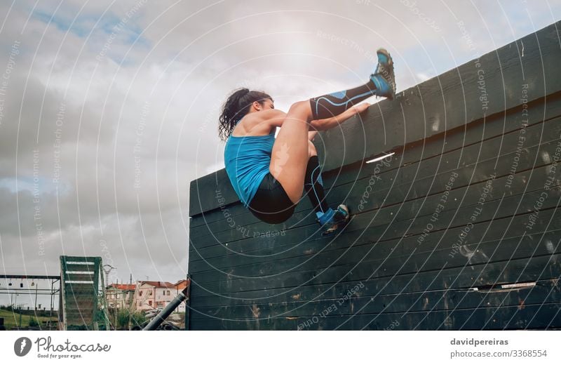 Weiblich im Hindernisparcours Kletterwand Lifestyle Sport Klettern Bergsteigen Mensch Frau Erwachsene Turnschuh authentisch stark Einsamkeit anstrengen Energie