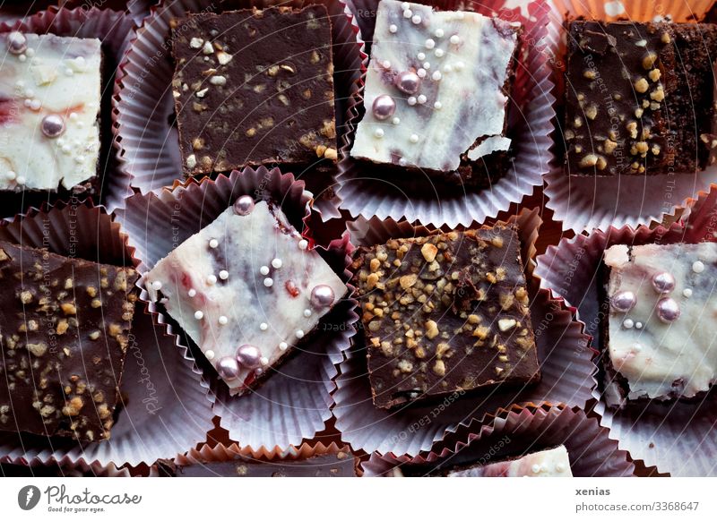 acht Stück Schokoladenkuchen in Muffinförmchen Teigwaren Backwaren Kuchen Süßwaren Brownie Zuckerperlen Krokant Ernährung Kaffeetrinken Bioprodukte