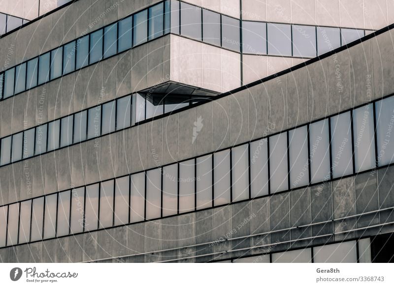 Gebäude mit Spiegelung des Himmels und Wolken in den Fenstern Haus Business Architektur Straße Beton groß modern neu blau grau Hintergrund Großstadt leer Etage