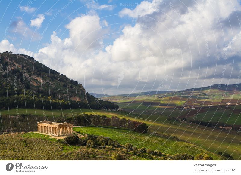 Landschaft Siziliens und antiker griechischer Tempel in Segesta, Italien Ferien & Urlaub & Reisen Tourismus Winter Kultur Himmel Wiese Hügel Ruine Platz Gebäude