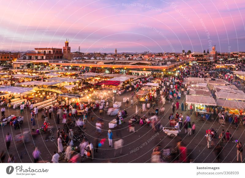 Jamaa el Fna Platz im Sonnenuntergang, Marrakesch, Marokko, Afrika. Ferien & Urlaub & Reisen Tourismus Ausflug Business Kultur Landschaft Stadt Gebäude