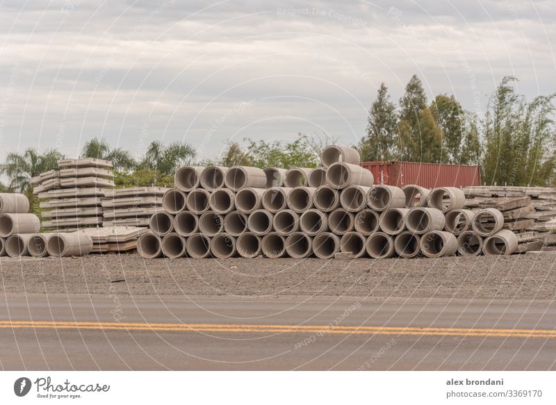 Ein Stapel gestapelter Betonrohre zur Verwendung bei Straßenbauarbeiten. architektonisch Architektur Hintergrund Strahl Klotz Brücke Gebäude Zement Großstadt