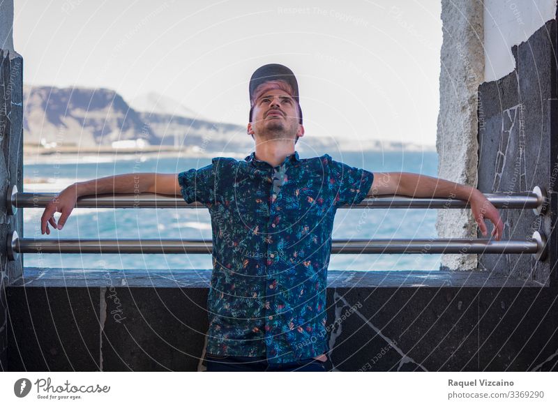 Tourist in einem Fenster mit Blick auf das Meer. Lifestyle Wellness Ferien & Urlaub & Reisen Tourismus Sommer Mensch Mann Erwachsene 1 30-45 Jahre Lächeln blau