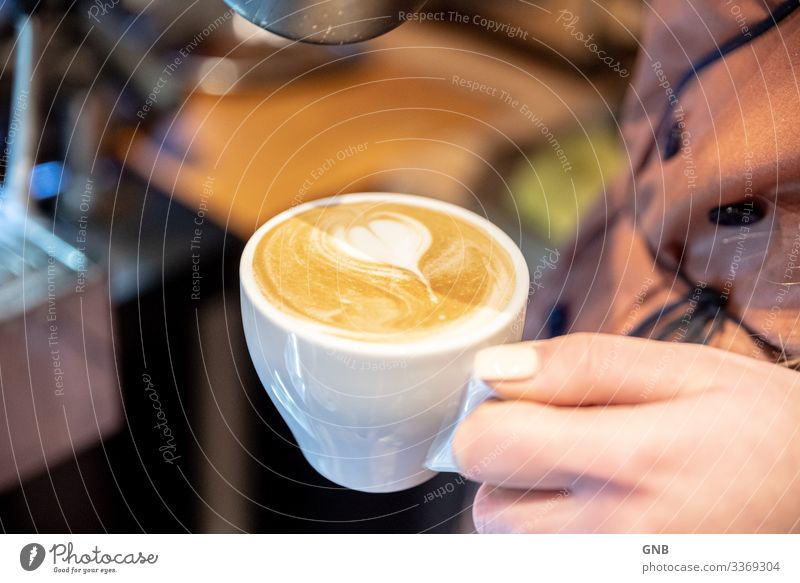 Cappuccino Frühstück Getränk Heißgetränk Kaffee Tasse Barista Café Gastronomie Hand machen lecker Warmherzigkeit genießen Kultur Italienische Küche