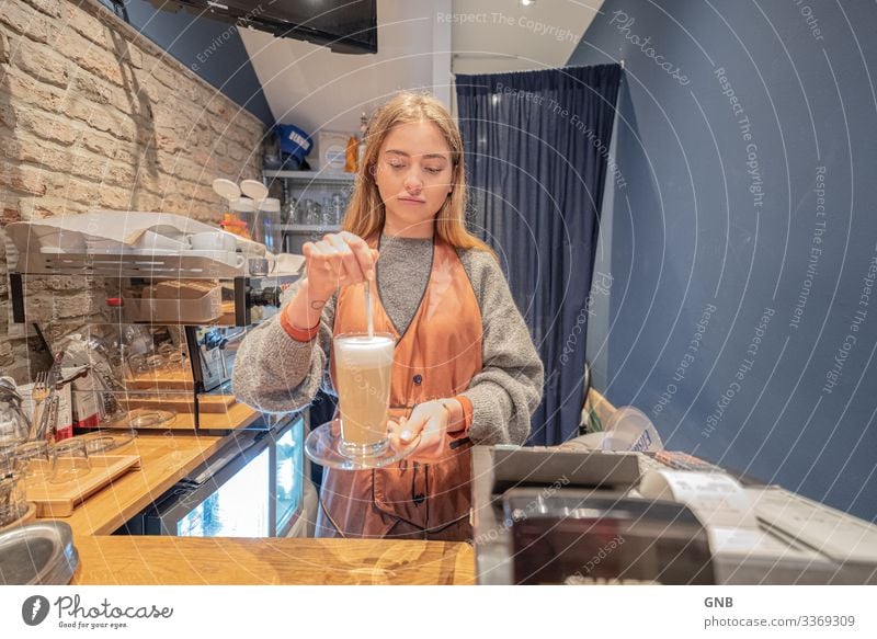 Long Latte Frühstück Kaffeetrinken Getränk Heißgetränk Latte Macchiato Glas Löffel Arbeit & Erwerbstätigkeit Barista Arbeitsplatz Café Mensch feminin Junge Frau