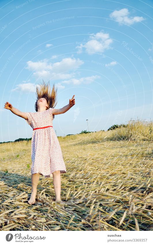 mädchen im sommerkleid auf einem strohacker spielt ein bisschen verrückt und tanzt wie wild herum Kind Mädchen Sommer Feld Acker Sommerkleid Aktion Strohhalm