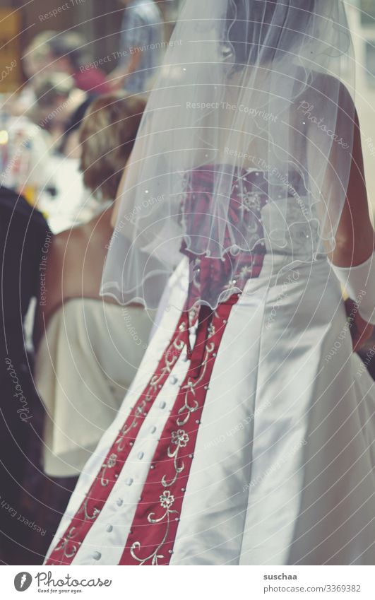 die braut Frau Braut Brautkleid Feste & Feiern Hochzeitsfeier Schleier Gast Mensch Hochzeitsgäste sitzen Speisetafel Familie & Verwandtschaft eingeladen