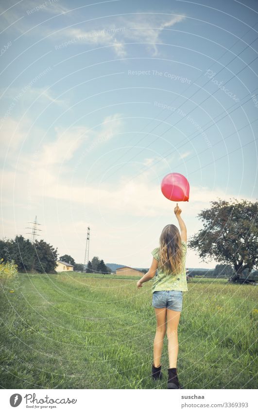 antippen als flughilfe | abgehoben Kind Mädchen Kindheit Sommer Außenaufnahme Landschaft Feld Wiese Dorf Haare & Frisuren Luftballon Baum Shorts Rückansicht