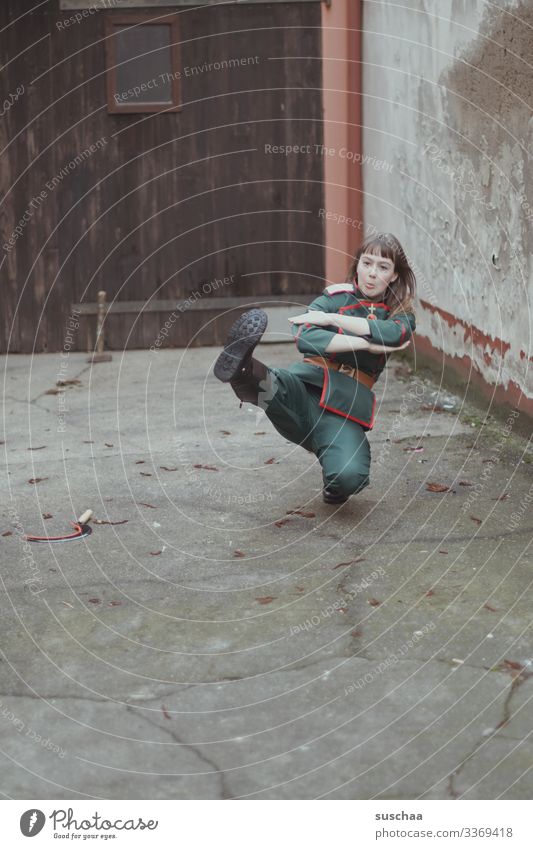 fotochallenge l moskau, moskau, tralalalala .. Mädchen Teenager Jugendliche Junge Frau Tanzen Kostüm Karnevalskostüm Uniform Hinterhof Hammer Sichel Russland