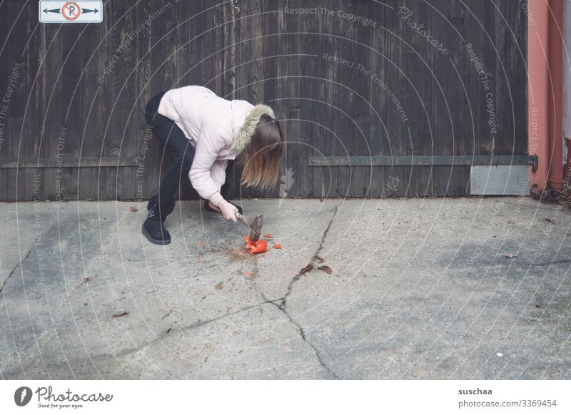 fotochallenge: jugendliche zermatscht eine überreife tomate, die geschmacklich nicht ihren erwartungen entsprach, mit einem hammer Fotochallenge Jugendliche