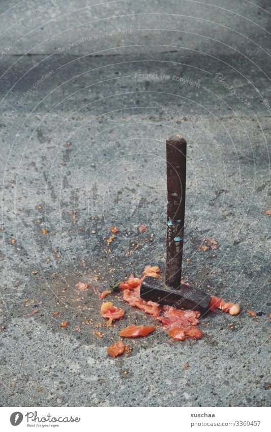 bäh l hammer mit zermatschter tomate auf straße Fotochallenge Hammer Werkzeug Tomate kaputt Gewalt brachial Menschenleer Metall Handwerker Wut Zerstörungswut