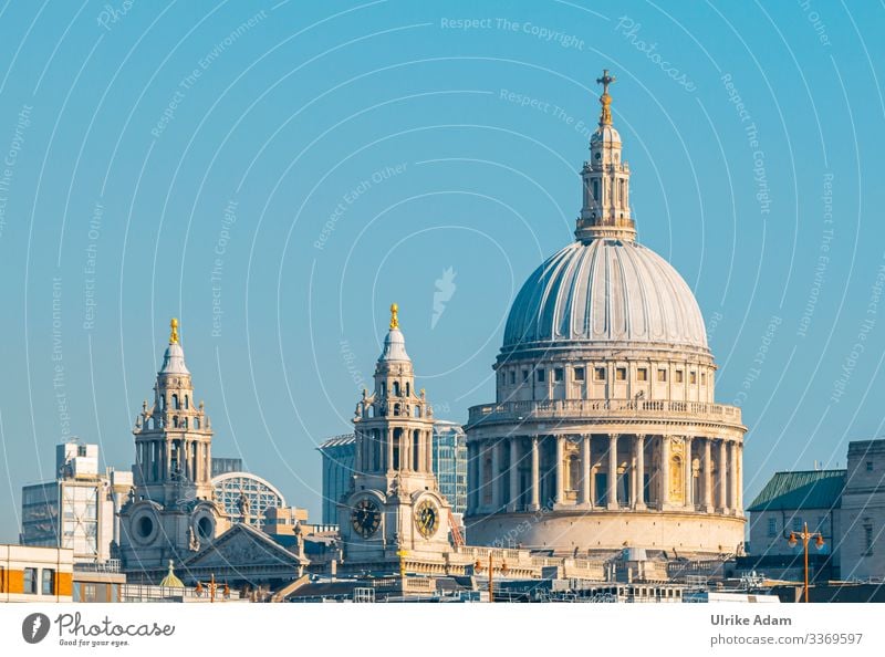 Blick auf die Türme der St.-Pauls-Kathedrale (St Paul’s Cathedral) in London Bischofskirche Kirche Europa Großbritannien England City of London