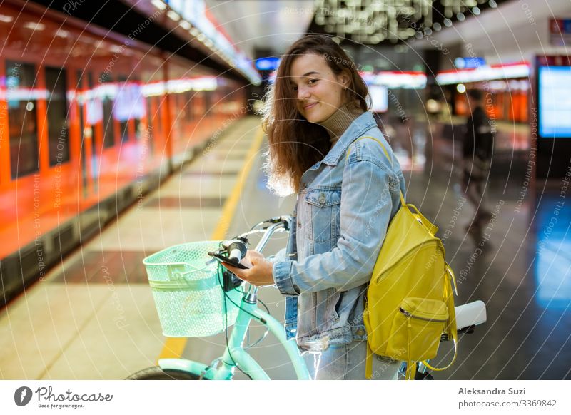 Jugendliche mit Rucksack und Smartphone in der U-Bahn-Station Dekoration & Verzierung Blog Internet lässig Freizeitbekleidung Talkrunde gesprächig Großstadt